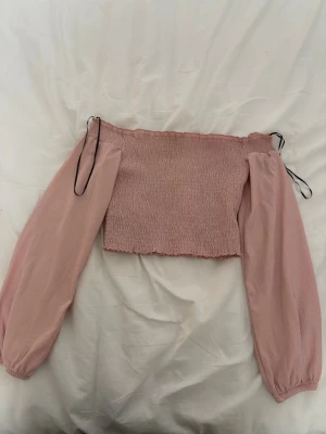 Rosa offshoulder topp från H&M Divided - Rosa ribbad offshulder topp från H&M🌸 i stl S🌸 endast använd ett fåtal gånger, så den är i väldigt fint skick🌸