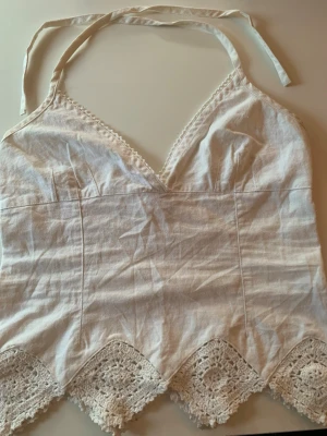 Vit halter top - Super söt vit halter top med virkade spets detaljer. 2000 H&M. Form fitting