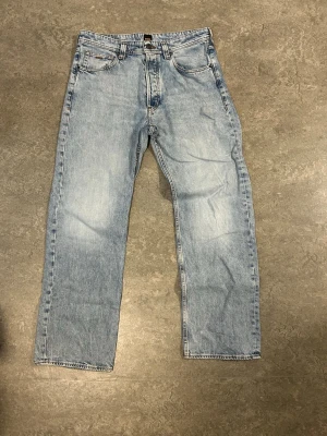  BOSS straightleg ljusblå jeans - Ljusblå straightleg jeans från Boss. Fint skick, pris går att förhandla