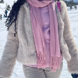 Pälsjacka  - Jättefin fuskpälsjacka från SAMSA Collection stl XS!! Jackan är i nyskick och endast använd 1 vecka💕