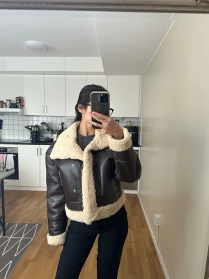 Brun skinnjaka från pull&Bear - Mörkbrun teddyfodrad jacka från Pull & Bear  Superfin pilotmodell med mjukt foder och oversized krage. Endast använd en gång, i nyskick! Perfekt till höst/vinter och lätt att styla ✨ 