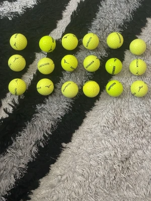 Gröna golfbollar - Säljer ett gäng gula golfbollar från Everrich. Bollarna är klara i färgen och har klassisk rund form med dimple-mönster. Perfekta för dig som vill fylla på golfväskan eller träna utslag. Materialet är slitstark plast och gummi.