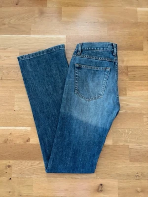 Low waist jeans - Ett par blå bootcut jeans i klassisk denim med fem fickor och låg midja. Jeansen har en super fin färg som passar till allt. Perfekta för en avslappnad och trendig stil. Byxorna är ca 34cm i midjan. Skriv gärna innan ni köper❤️ Pris går att diskutera vid snabb affär!