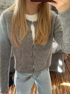 Grå kofta från Gina tricot - Mysig grå kofta från Gina tricot. Koftan är i storlek S och är nästan aldrig använd☺️