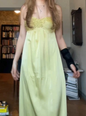 LJUSGUL BALKLÄNNING STRAPLESS - Min underbara balklänning som är ljusgul och har ett band som går att ha på eller stoppa undan. Den har en inbyggd korsett som ger struktur och sitter väldigt bra och säkert. Silikonlinning högst upp för att se till att den inte glider ner. Golvlängd+lite extra för mig som är 167cm. S eller möjligtvis xs. Ifrån bcbg maxazria vars klänningar säljs för runt 4000kr. Inga defekter. Köpt på sellpy för 1000kr