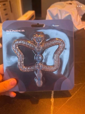 Transparent fjärilsformad silikonleksak - En transparent fjärilsformad leksak från Kündër, tillverkad i silikon. Produkten har en unik design med flera runda detaljer längs kroppen och vingar med struktur. Perfekt för dig som gillar kreativa och annorlunda former.