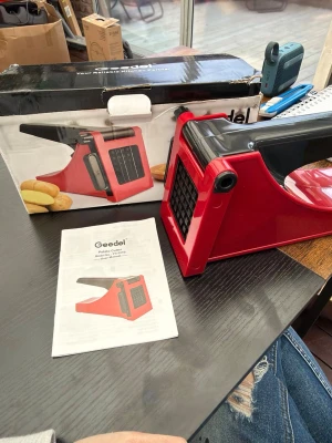 Geedel potatisskärare röd - Säljer en röd potatisskärare från Geedel. Den har ett svart handtag och rutnät i metall för att enkelt skära pommes frites eller grönsaker. Kommer med originalkartong och manual. Perfekt kökspryl för dig som gillar att laga mat hemma.