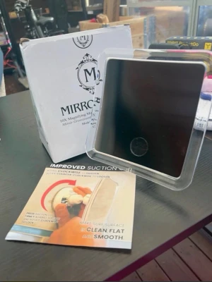 Fyrkantig sminkspegel med sugpropp - Praktisk fyrkantig sminkspegel från Mirrorvana med 10x förstoring. Spegeln har en transparent ram och är utrustad med sugpropp för enkel montering på släta ytor. Perfekt för detaljerad makeup eller hudvård. Kommer med originalförpackning och instruktioner.