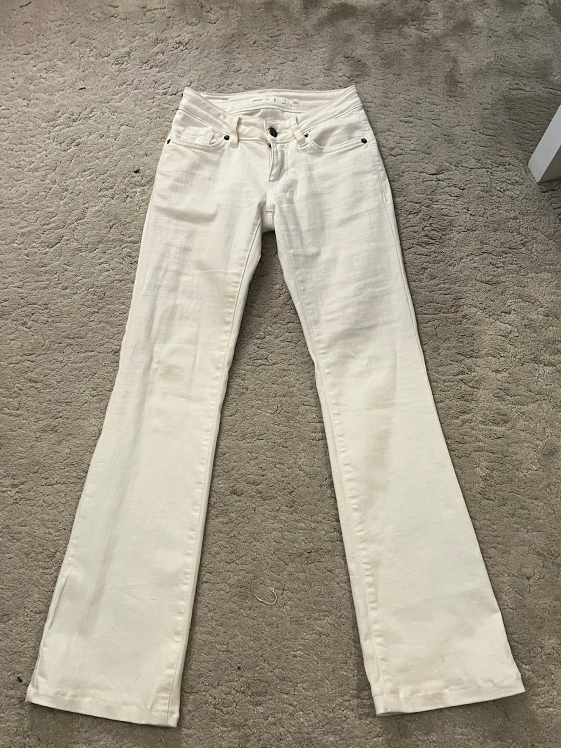 Vita bootcut jeans från Subdued