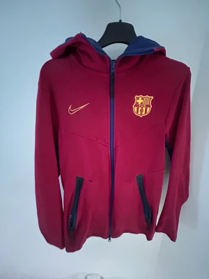 Barca Nike tech tröja - Säljer nu en riktigt snygg Barca nike tech tjocktröja. Tröjan har inga defekter och är i topp skick. Vid några funderingar är det bara att skriva i dm!