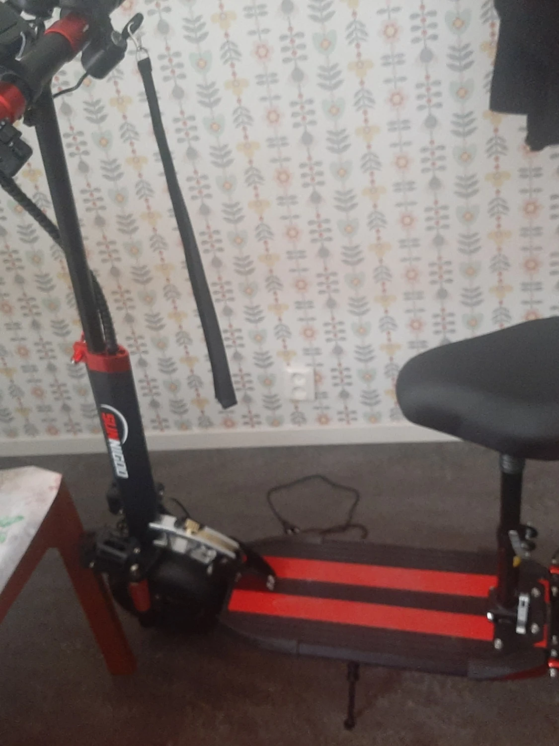 Svart och röd el-scooter med sadel - 1