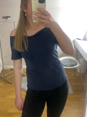 Mörkblå offshoulder topp med rosett - Snygg mörkblå offshoulder topp med korta ärmar och en liten rosettdetalj framtill. Väldigt skön och snygg. Skriv om du har några frågor!🩷