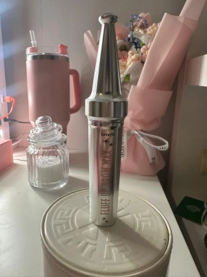 Benefit Brow Wax ögonbrynsgel - Snygg ögonbrynsgel från Benefit i en silvrig, konformad förpackning med metallic finish. Perfekt för att forma och fixera brynen med ett naturligt resultat. Enkel att applicera och ger snygg definition till ögonbrynen.