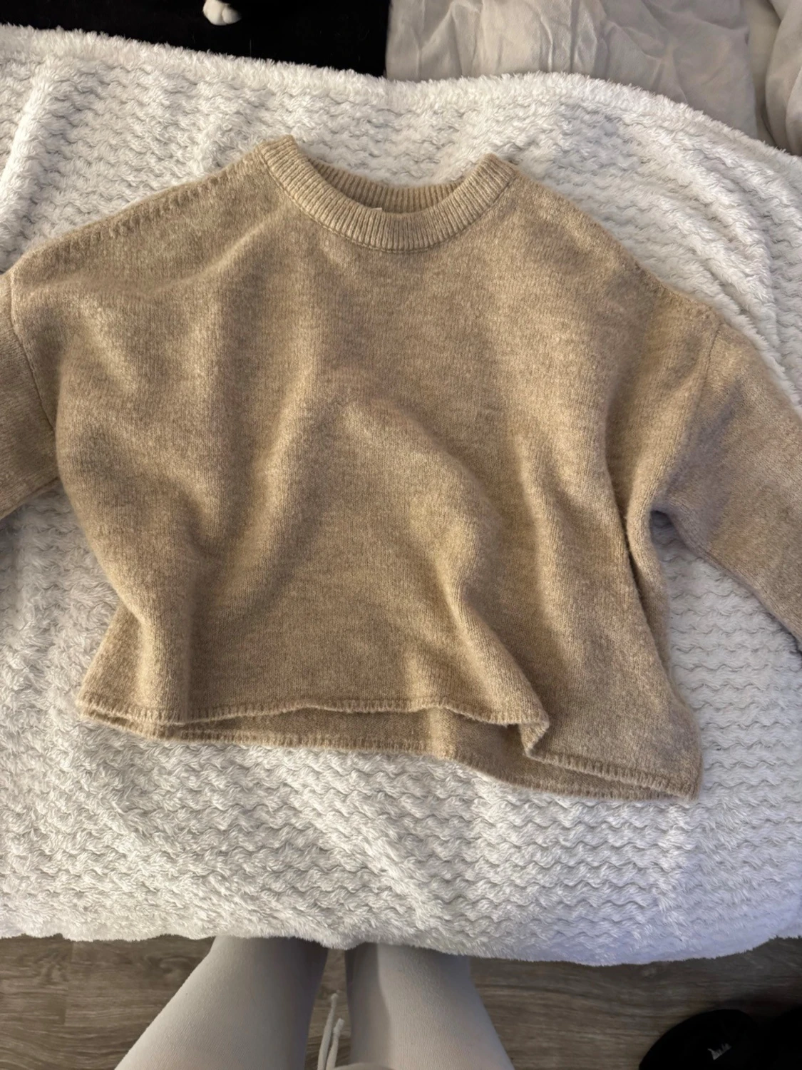 Beige croppad stickad tröja