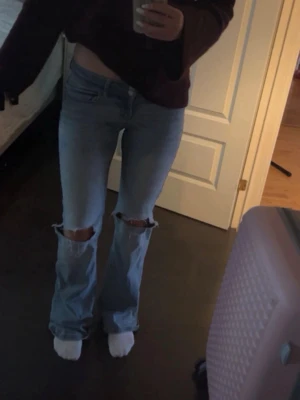 Ljusblå slitna bootcut jeans från nelly  - Säljer ett par ljusblå bootcut jeans från Nelly i storlek 32. Jätte fint skick. Pris kan diskuteras!💕