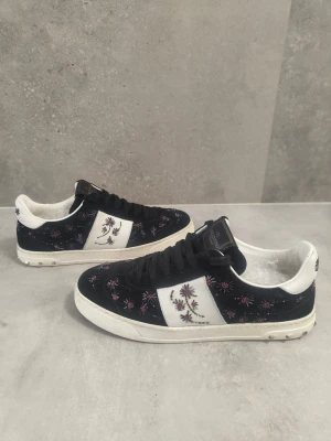 Valentino flycrew - Flycrew skor med en unik sällsynt design. Meddela ifall ni har funderingar eller frågor om skorna.