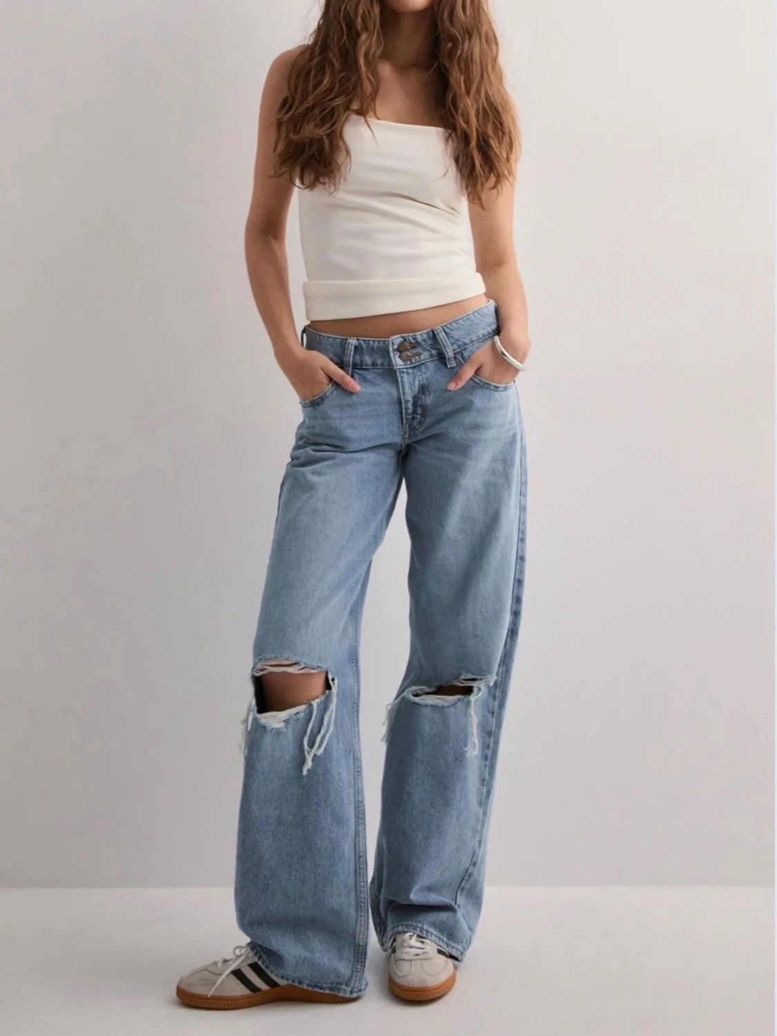 Blåa  jeans med hål - 1