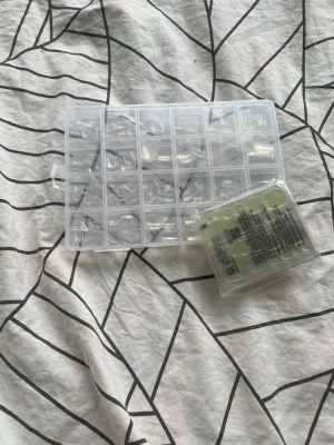 Mixade press-on naglar i klar och grön - Säljer en oanvänd pedikyr set som är lätta att använda och sätta på🤗