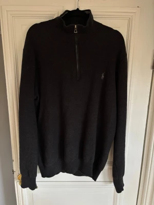 Ralph Lauren Tröja - Ralph Lauren Tröja | Strolek: M | | Stickad | Inköpt i Göteborg | Helt ny, knappt använd. | Vädligt fin men kommer tyvärr inte till användning. | Pris ej hugget i sten. | Vid frågor eller fler bilder hör av er! 🤩