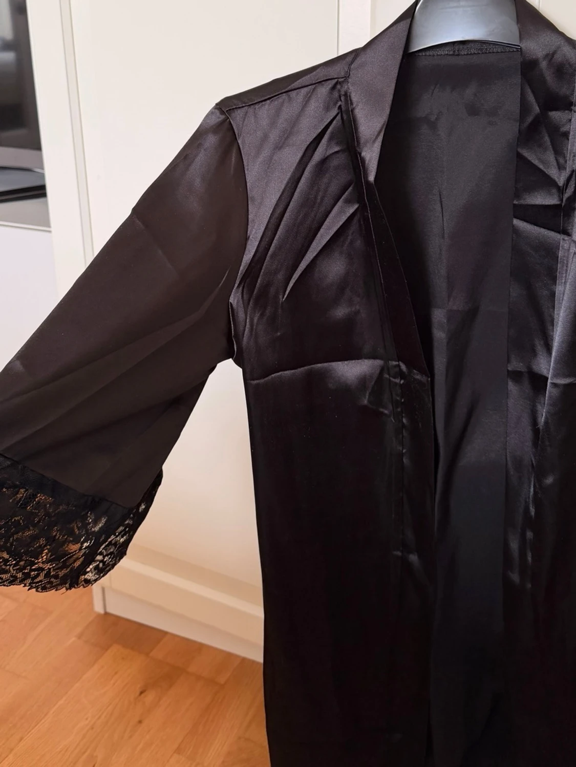 Svart satin morgonrock med spets - 1