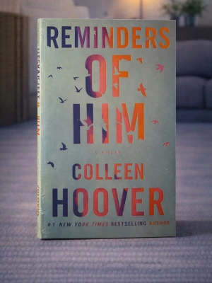 Reminders of Him (Brand new, in English) - Skick: Helt ny bok. Omslag: Pappercover. Storlek: standard (inte pocket). Förpackning: I sitt originala plastomslag. Från: Stockholm. Snabb leverans inom Sverige.