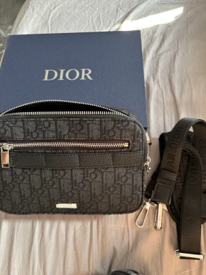 Christian D*or axelväska - Helt ny väska aldrig använd, kommer med box och dustbag, vid funderingar är det bara att höra av sig 