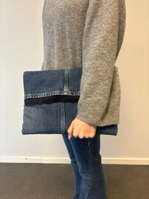 Datorfodral 💙 - Blått datorfodral av återvunna jeans med filt och silke inuti, svart spets och magnetisk knapp!💙 Fodralet är ca 37x27 cm🌟