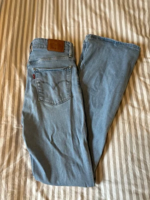 Levi's 725 High Rise Bootcut Jeans - Snygga ljusblå Levi's 725 High Rise Bootcut jeans ☀️ W26 L32