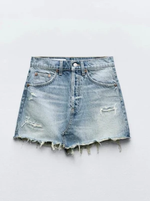 Jeanskjol med slitningar Zara - Säljer denna jeanskjol med slitningar på från Zara. Storlek M, passar S också. Midjemått: 38 cm. Endast använd fåtal gånger och i super fint skick. 270 kr + frakt! Vid fler frågor, etc skriv privat 🙌🏼🩷👌🏼☀️