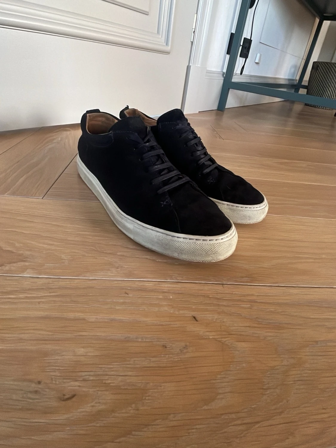 Svarta mockasneakers med vit sula