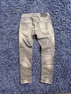 Replay jeans - Säljer ett par svarta jeans från Replay med klassisk femficksdesign och snygga slitningar. Perfekta för dig som gillar en stilren och trendig look. Hör av er vid minsta fundering!