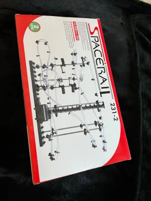 SpaceRail bana byggsats  - SpaceRail bana byggsats 2 level, modell 231-2. Bygg din egen kulbana med svarta och genomskinliga plastdelar. Innehåller 10 meter bana och passar för dig som gillar teknik och utmaningar. Perfekt för att bygga och experimentera med kulbanor. Säljer även fler spel med mera, har även bundle rabatter och erbjudanden. 