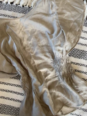 Söt grön blus - Supersöt grön blus med rynkade detaljer i midjan, storlek xs. I nytt skick 