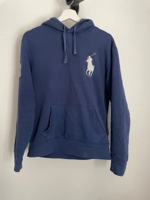Blå Ralph lauren hoodie - Blå Ralph lauren hoodie i storlek S (står M men sitter mycket mindre)