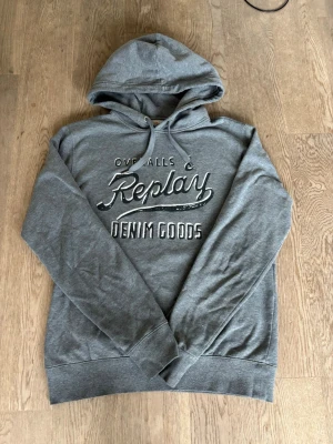 Replay hoodie - Säljer en riktigt snygg Replay hoodie som är storlek XL men passar lite mer som storlek L. Inga fläckar eller hål. NY PRIS 1800kr, köpt på NK. Frågor eller funderingar är det bara att höra av dig!
