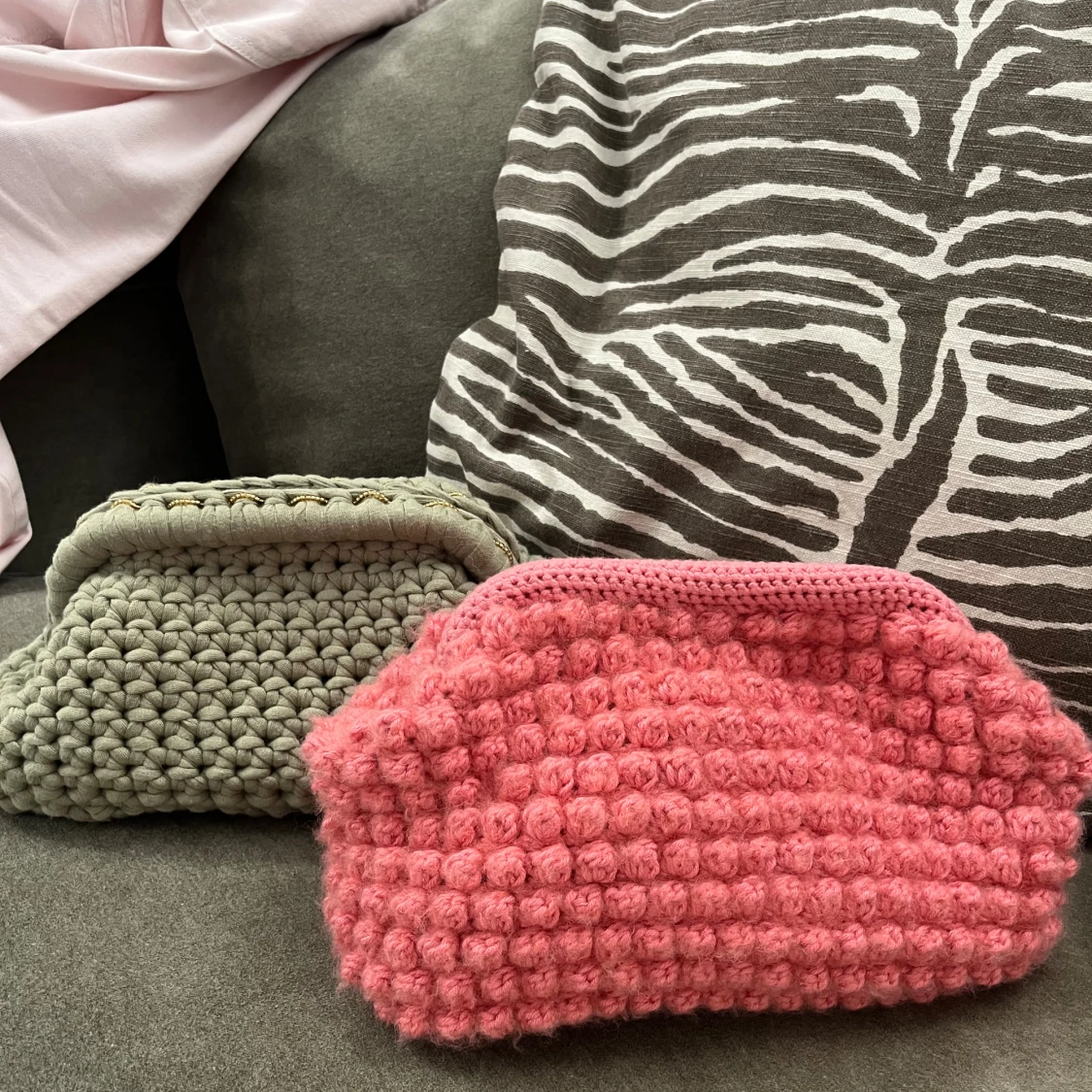Rosa/korall virkad necessär/clutch med bubbelmönster - 1