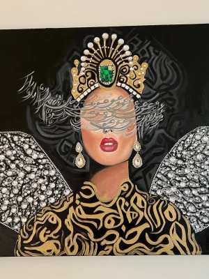 Handmålad oljemålning på duk  - Unik handmålad oljemålning på duk, 100x70 cm. Motivet föreställer en elegant kvinna med krona och smyckade vingar, målad med guldiga detaljer och dekorerad med glittrande stenar. Ett exklusivt konstverk som ger rummet en lyxig och modern känsla.