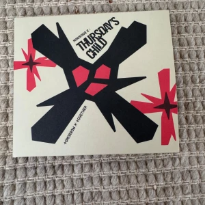 Minisode 2: Thursday's Child Soobin album - Säljer detta Soobin Thursday’s Child album då de är i helt okej skick. Ingår en poster me Soobin på, en mindre bild på Soobin och även ett lite mindre kort. Aldrig använt Cdn. Även ett photocard på sidan. Postern har en liten skada högst upp och är använd några gånger. Originalpris 239. Kan sänka pris om de behövs💗