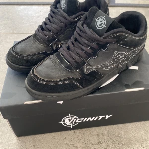 Vicinity akimbo lows  - Svarta sneakers från Vicinity med vit kontrastsöm och broderad logga på sidan och plösen. Det finns klara tecken på användning men är i 8/10 skick. Storlek 42,5 men funkar nog till 43, ordinarie pris 2200. Pris kan diskuteras✅