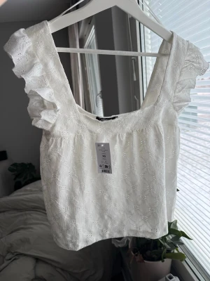 Linne - Jättefin topp med broderier ifrån GinaTricot, ny med prislapp. Endast testad 🌸