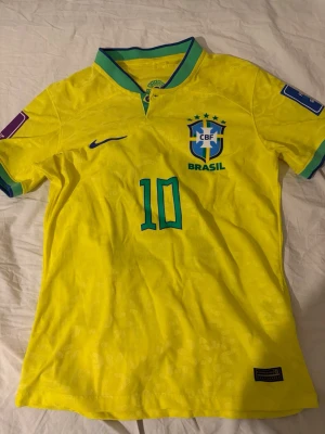 Brasilien matchtröja Neymar - Brasilien hemma tröja skriv i chatten för mer info.