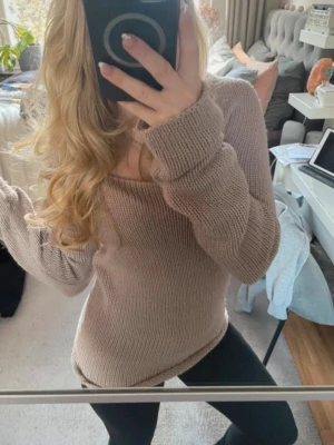 Beige stickad tröja från ONLY - Beige stickad tröja med lång ärm och bred, urringning. Fint skick, lite nopprig. Osäker på storlek men skulle säga att den är S💕