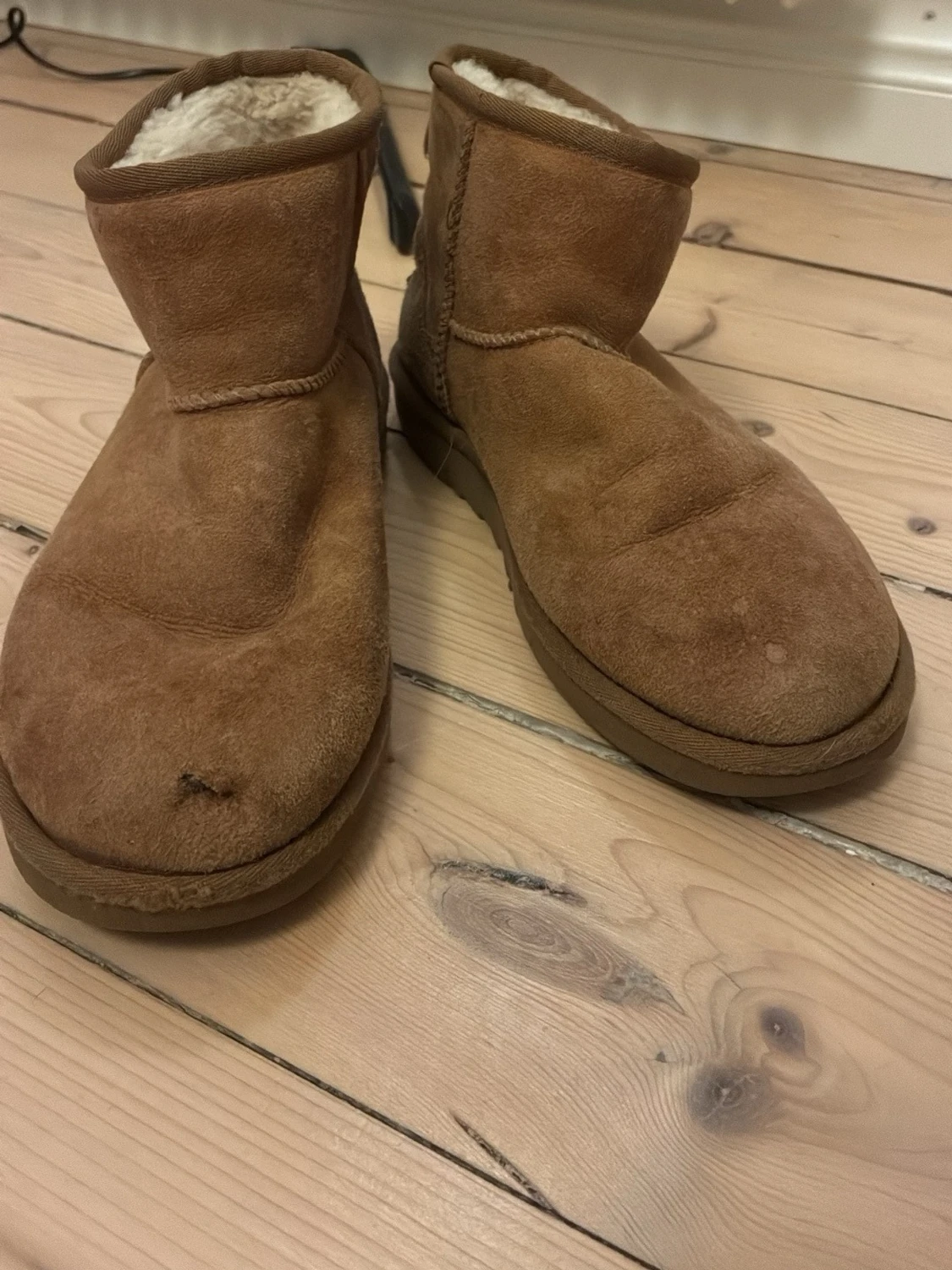 Beige fårskinnstofflor från UGG - 3