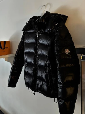 Moncler Maya - Storlek 3, Passar M/L. Väldigt fint skick, ända deffekten är lappen på insidan som tappat några sömmar. Nypris ca 18.000:-, säljer då jag behöver en storlek större. 