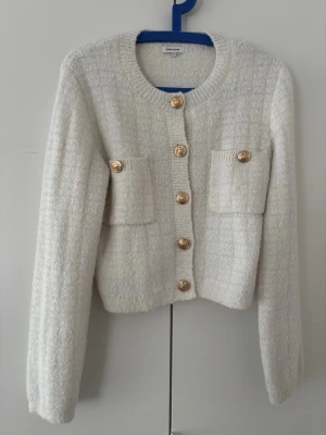 Tröja med guldknappar - Vit Tröja/kofta med guldknappar💕använd max två gånger och är i jättebra skick💕