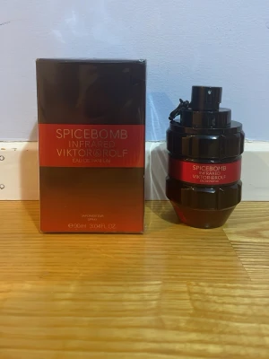 Viktor & Rolf Spicebomb Infrared EdP - Spicebomb Infrared Eau de Parfum från Viktor & Rolf i en cool, granatinspirerad flaska med svart och röd design. Doften är kryddig och intensiv, perfekt för dig som gillar starka intryck. Flaskan rymmer 90 ml och har en unik, maskulin look. Den är helt nytt och inte öppen.