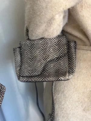 ATP väska mini - Säljer min superfina ATP mini väska. Köpte på Sellpy så har inte kvittot, men den är äkthetskontrollerad via de. Använd sparsamt av mig. 