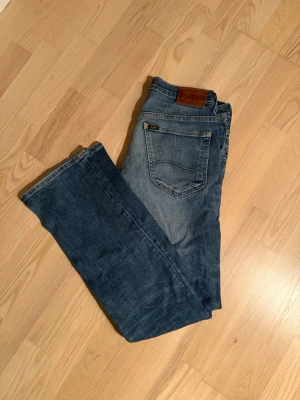 Unika bootcut jeans - äljer ett par riktigt feta vintage bootcut jeans från 90-talet helt oanvända i storlek W:31. Vid frågor är det bara att fråga😄💛