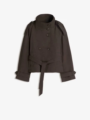 Kort brun trenchcoat med bälte Bershka - Stilren kort trenchcoat i mörkbrunt med dubbelknäppning, axelklaffar och knytskärp i midjan. Aldrig använd. Prislapp kvar! Pris kan diskuterats.