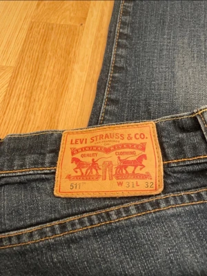 Levi's 511 blå jeans W31 L32 - Säljer ett par klassiska Levi's 511 jeans i blå denim. 